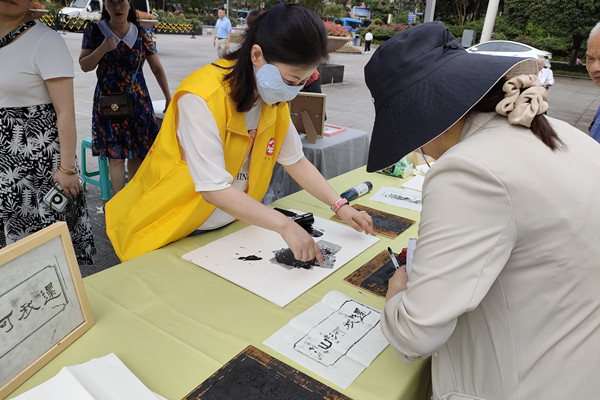 市民體驗(yàn)版畫制作。林霞攝