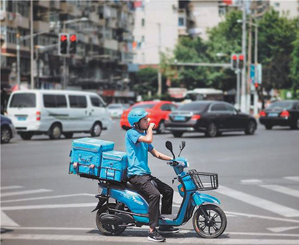 烈日下，外賣騎手奔走在街頭。