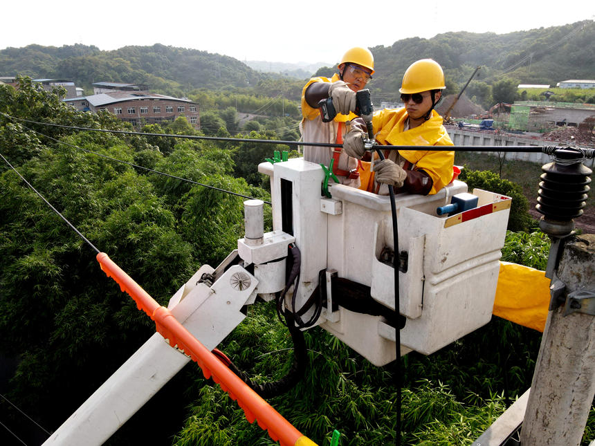 電力公司工作人員正在進行搭頭工作。國網(wǎng)重慶市電力公司供圖