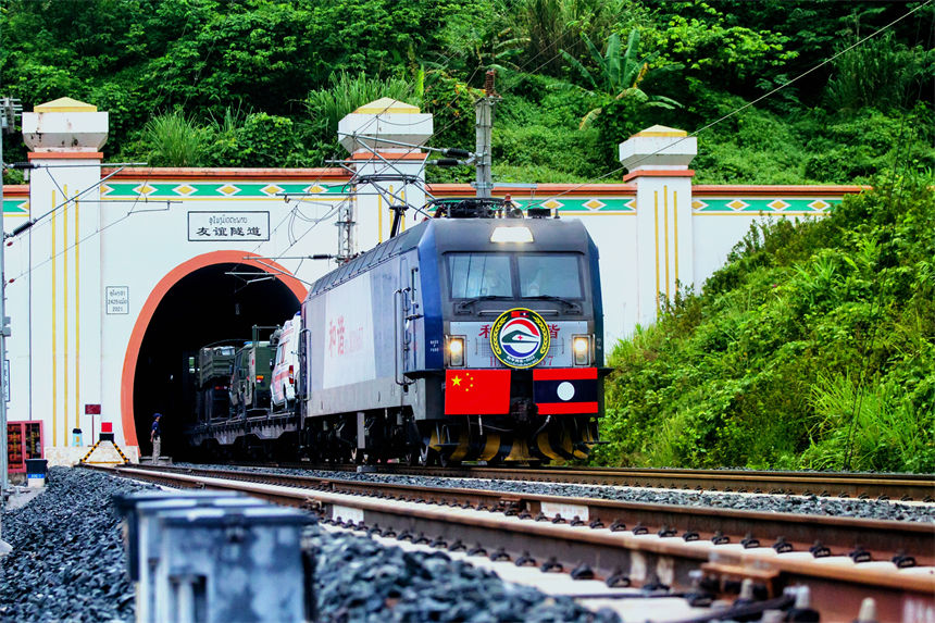 車頭懸掛中老兩國國旗的衛(wèi)生列車緩緩駛出“友誼隧道”，經(jīng)中老鐵路首次實(shí)現(xiàn)跨境投送。凱喬攝