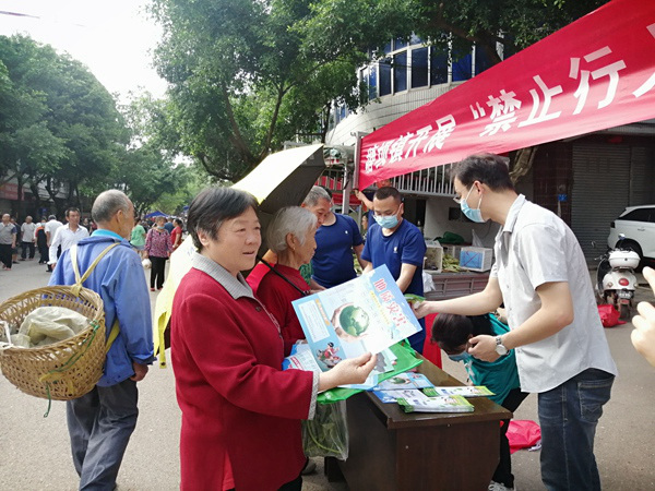 《地質(zhì)災(zāi)害宣傳》。5月12日，潼南區(qū)塘壩規(guī)劃和自然資源所利用趕場天在鎮(zhèn)上開展地質(zhì)災(zāi)害宣傳。周黎明攝