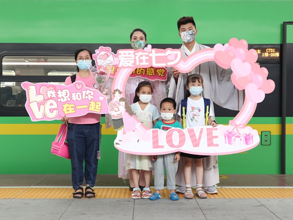 2022年8月4日，在重慶北站的C731次列車?？空九_上，“牛郎織女”與旅客合影留念