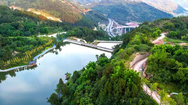 風(fēng)景秀麗的景云湖。段斯斯攝