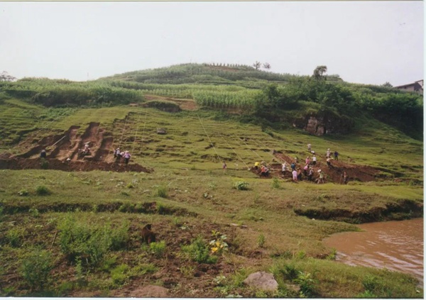 2002年，忠縣烏楊闕烏楊闕（發(fā)掘區(qū)）。受訪者供圖