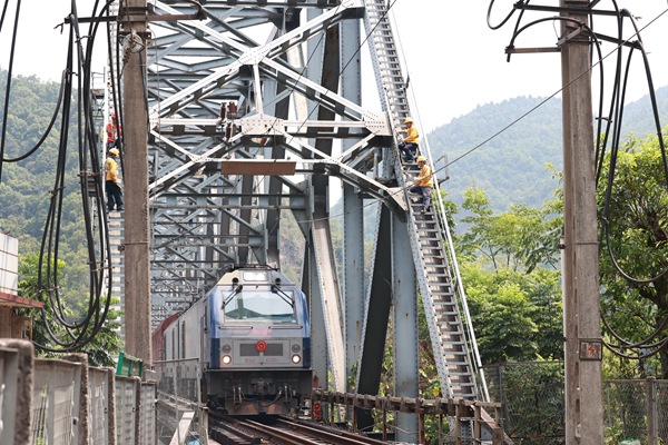 列車通過襄渝鐵路北碚嘉陵江鋼梁大橋。晏濤攝