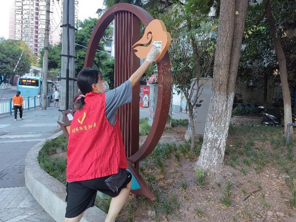 共建單位志愿者清理小廣告。觀音橋街道供圖