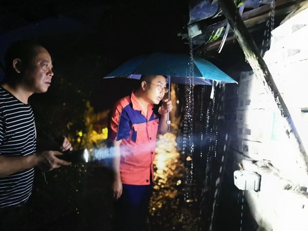 《深夜暴雨中的堅守》。8月8日22時，強降雨期間，南江地質隊駐守地質隊員會同涪陵區(qū)新妙鎮(zhèn)相關單位工作人員連夜巡查地災點。田正熙攝