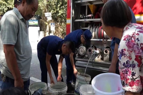 南岸區(qū)消防員幫助村民接水。重慶市消防救援總隊(duì)供圖