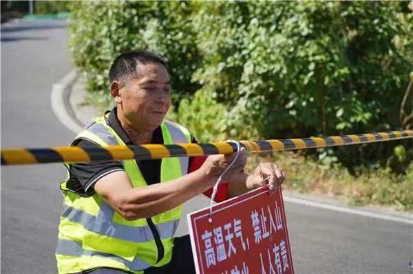 在安裝森林防火卡口護(hù)欄。梁平區(qū)融媒體中心供圖