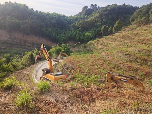 大足區(qū)住房城鄉(xiāng)建委組織多臺(tái)大型挖掘機(jī)，前往玉龍鎮(zhèn)林區(qū)，搶修防火通道。大足區(qū)住房城鄉(xiāng)建委供圖