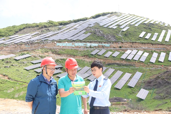 城口縣稅務(wù)局工作人員走訪中廣核新能源重慶有限公司，為企業(yè)講解留抵退稅等稅費支持政策。廖欣玥攝