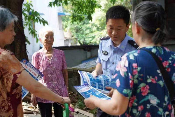 韓海生在社區(qū)開展反詐宣傳。