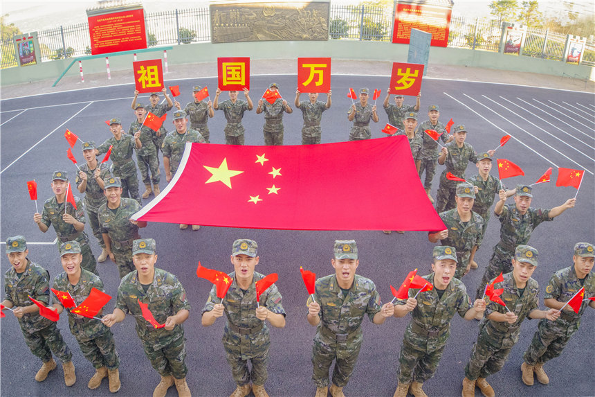 武警官兵與國旗同框，祝福祖國。李東攝