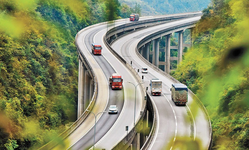 車輛行駛在渝湘高速酉陽(yáng)段，S形公路成為靚麗風(fēng)景。特約攝影 陳碧生