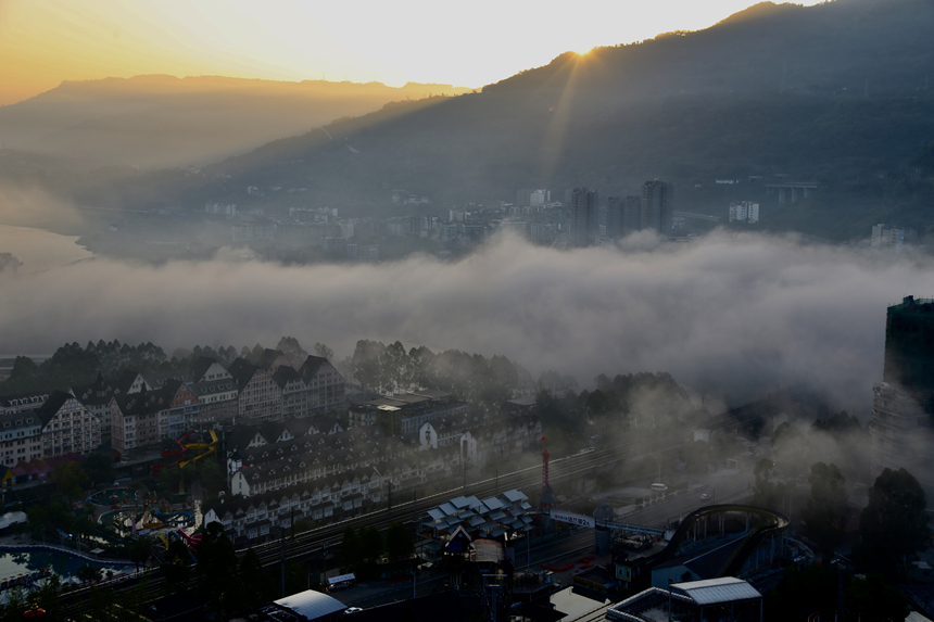 10月19日，重慶涪陵長(zhǎng)江邊出現(xiàn)平流霧景觀。楊孝永攝