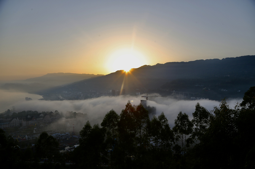 10月19日，重慶涪陵長江邊出現(xiàn)平流霧景觀。楊孝永攝