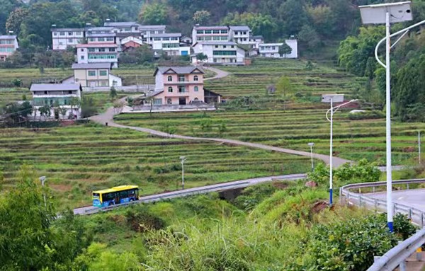 便民公交進(jìn)山村。袁其模攝