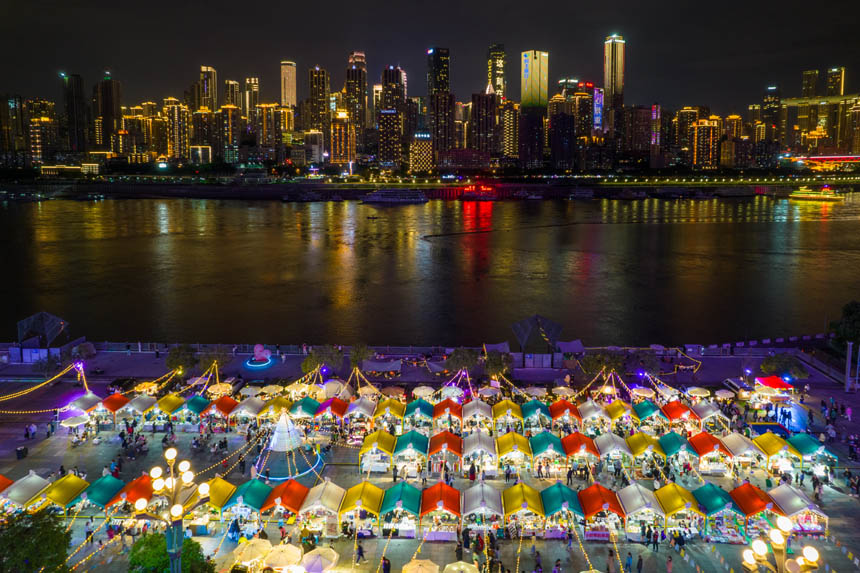 彩虹集市為重慶的“夜經(jīng)濟(jì)”增添了一道亮麗的風(fēng)景線。郭旭攝