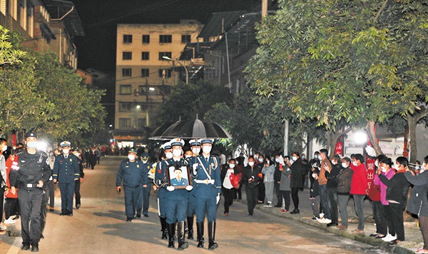 10月30日，消防禮兵護(hù)送馮坪坪烈士“回家”——永川區(qū)朱沱鎮(zhèn)轉(zhuǎn)龍村。特約攝影 陳仕川/視覺重慶