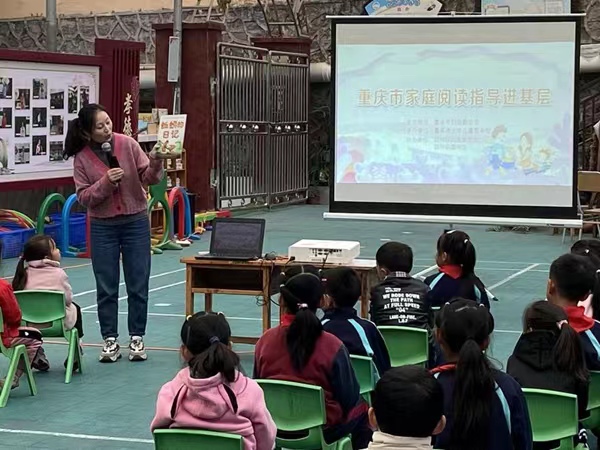 講師團老師為孩子們分享閱讀的樂趣。南川區(qū)圖書館供圖