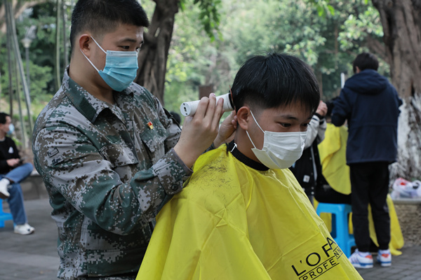 志愿服務(wù)“理發(fā)站”現(xiàn)場。重慶理工大學(xué)供圖