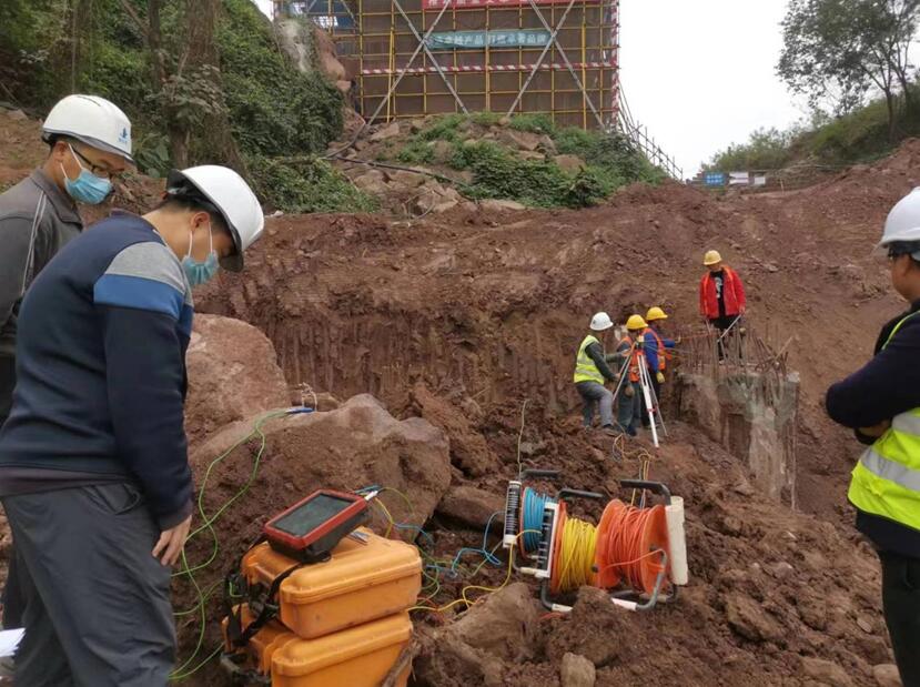 市建科院檢測中心工程師在長江生態(tài)環(huán)境學(xué)院工程現(xiàn)場進(jìn)行實地檢測。市建科院檢測中心供圖