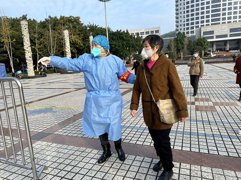 11月16日，大足區(qū)宏聲廣場核酸采樣點，劉維蘭引導市民進行核酸采樣。通訊員 譚顯全 攝