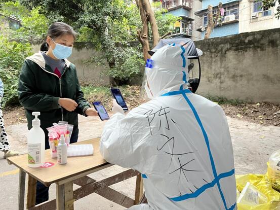 陳文杰在采集核酸信息。重慶城投建設(shè)公司供圖