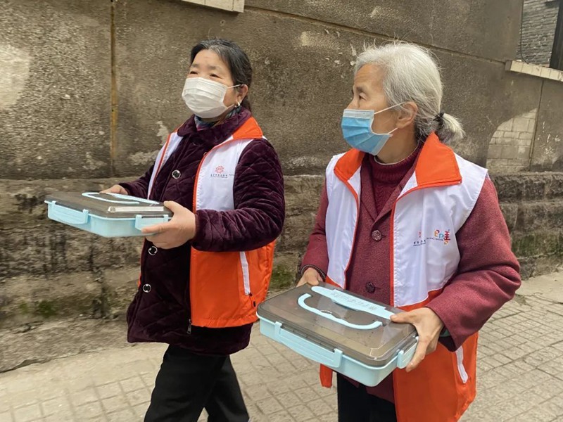 圖為社工為高齡困難老人送餐