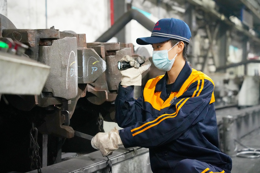 重慶西車輛段車輛鉗工正在進(jìn)行車鉤狀態(tài)檢查。吳晉超攝