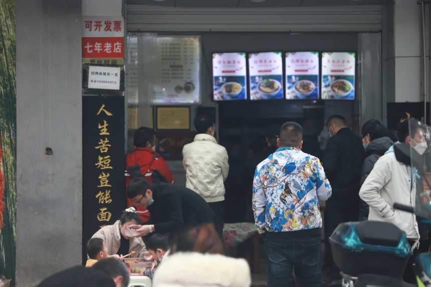 南岸區(qū)茶園新區(qū)廣福大道，市民在面館吃小面。張皓瑋攝