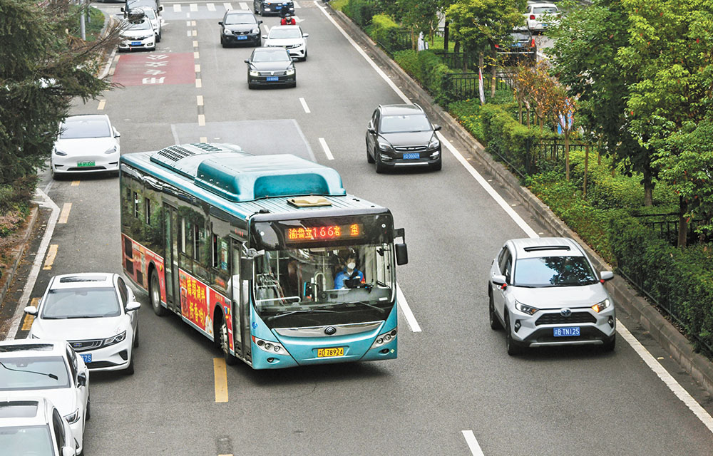 12月3日，渝北區(qū)龍山路，一輛166路公交車正駛出新城麗都站。截至記者發(fā)稿時，重慶中心城區(qū)已恢復(fù)全線運(yùn)營公交線路581條。記者 張錦輝 攝/視覺重慶