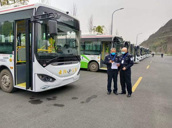 民警到客運(yùn)企業(yè)開展上門服務(wù)。云陽縣公安局交巡警大隊(duì)車管所供圖