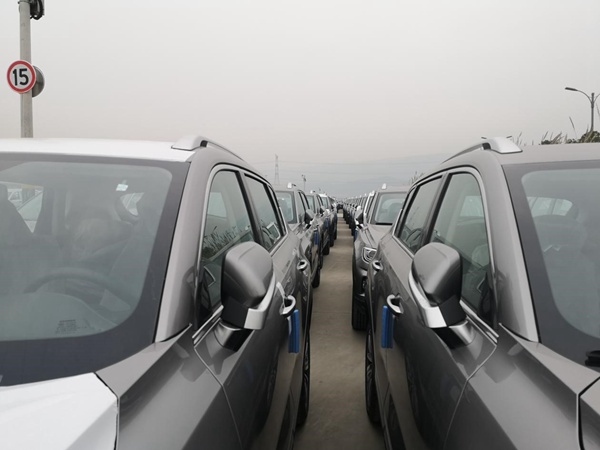 正在等待發(fā)運的出口整車。重慶港海關供圖