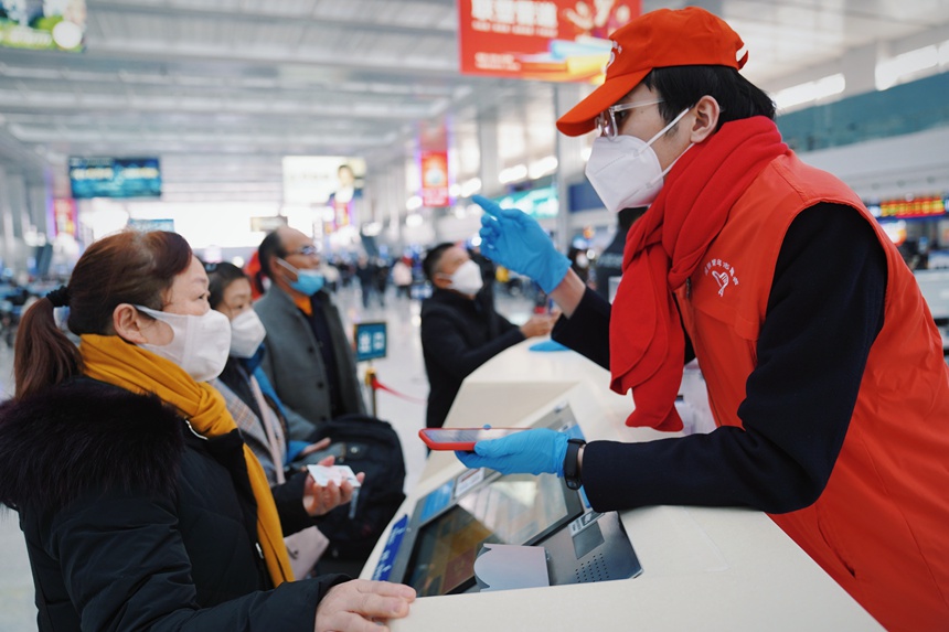 重慶北站鐵路青年志愿者回答旅客疑問。汪亮攝