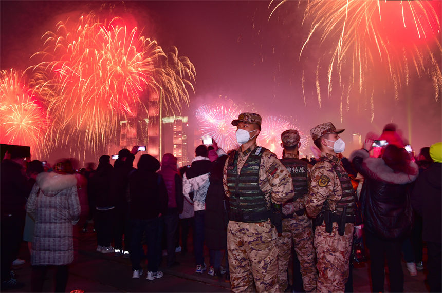 2023年除夕夜，武警重慶總隊(duì)官兵在重慶長嘉匯廣場執(zhí)勤，守護(hù)人民群眾平安過節(jié)。唐志勇攝