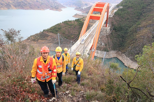 列車經(jīng)過鄭渝高鐵巫山大寧河大橋。晏濤攝