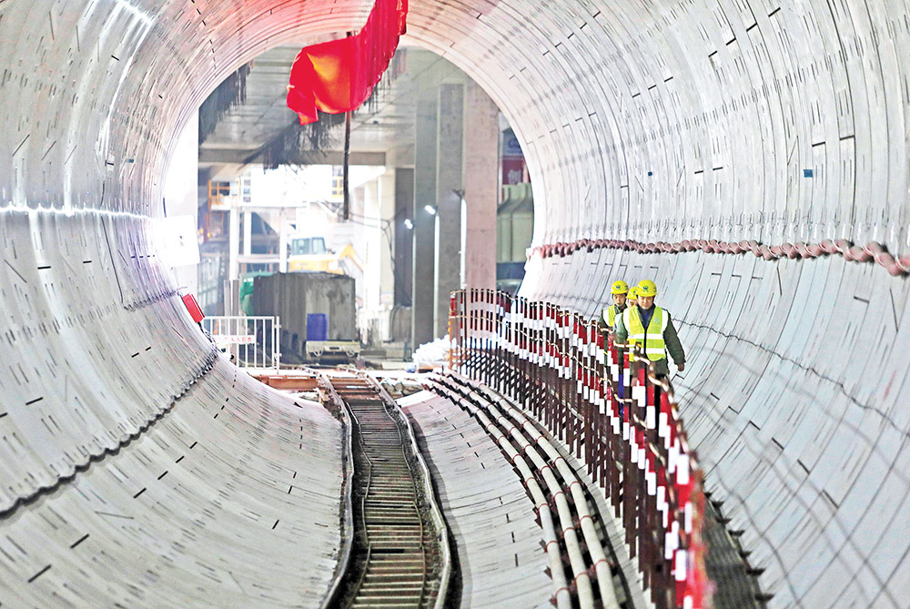 1月28日，重慶城軌快線15號(hào)線一期繡湖路車站，中國(guó)中鐵的技術(shù)工人正進(jìn)入隧道施工。記者 羅斌 攝/視覺(jué)重慶