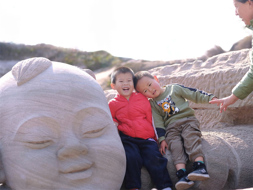 在南濱路大魚海棠公園，孩子們盡享游玩的樂趣。郭旭攝