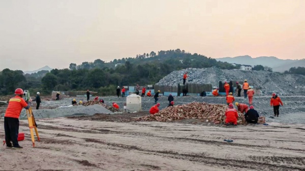 金鳳隧道項目工人正在進行人行地通道砌磚防水。重慶城投建設(shè)公司 供圖