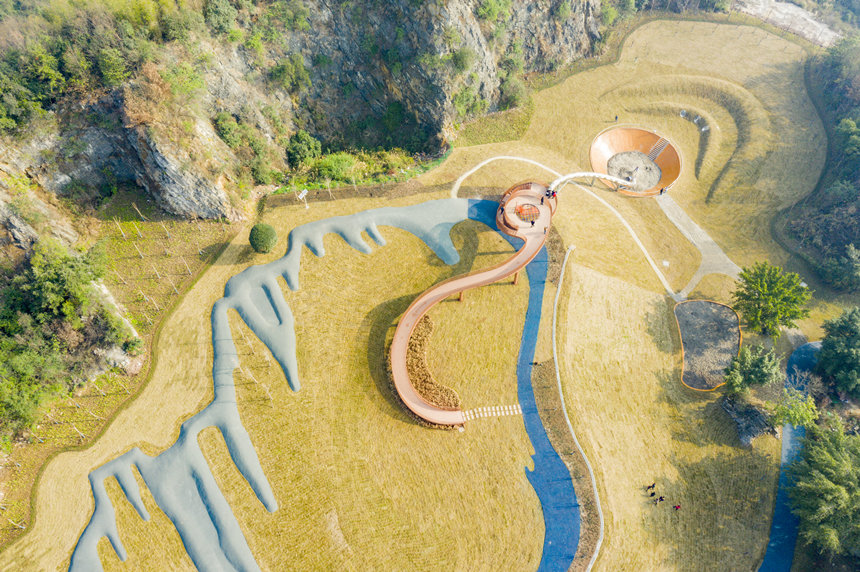 航拍中梁山礦山公園一角。曹鳴鷗攝