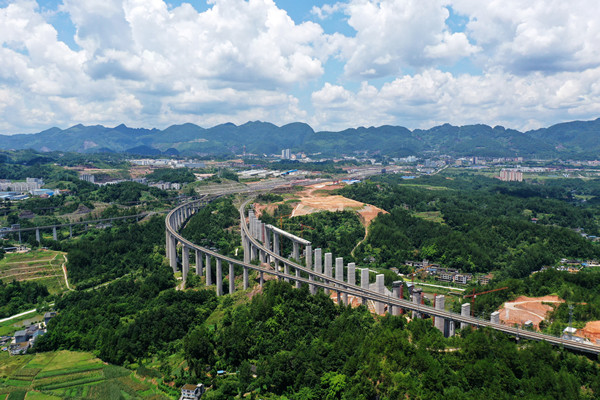 渝湘高鐵重慶黔江段許家壩大橋。黔江區(qū)委宣傳部供圖