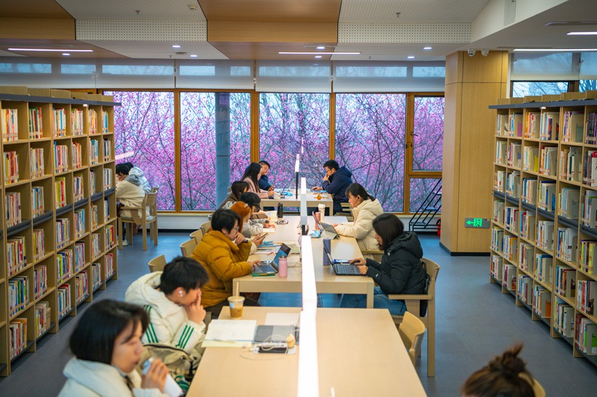 2月16日，重慶市民在江北區(qū)圖書(shū)館鴻恩寺館內(nèi)看書(shū)。鄒樂(lè)攝