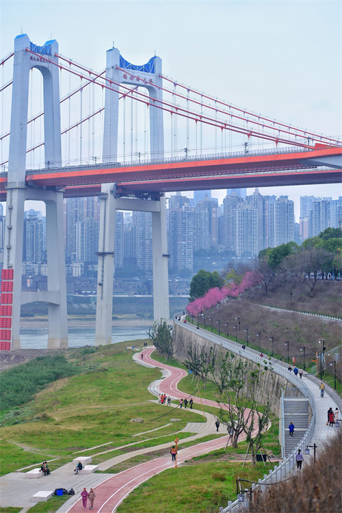 南濱路雅巴洞江灘公園，市民們正沐浴在暖融融的春光里休閑玩耍。郭旭攝