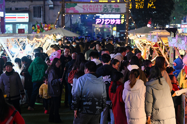 北碚區(qū)天生街道夜經(jīng)濟(jì)文化節(jié)啟動。彭浩杰攝