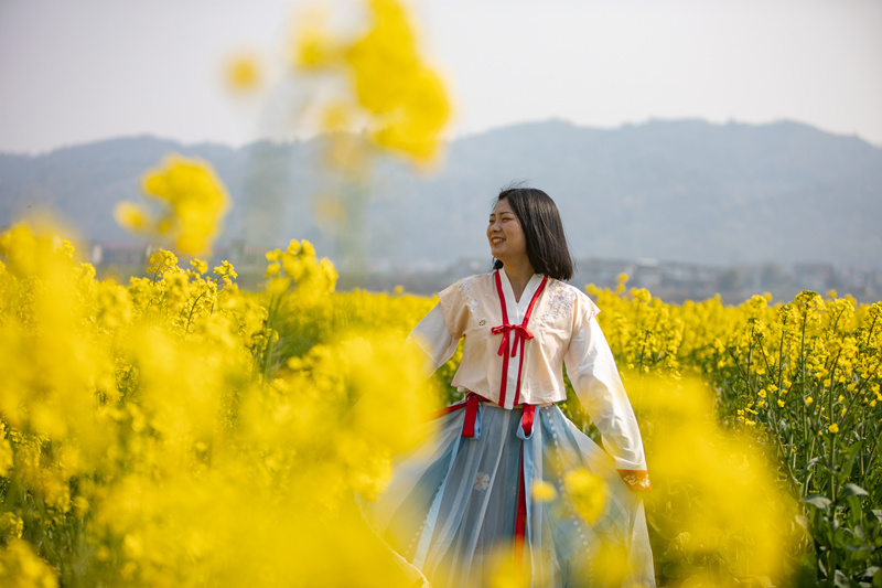 在重慶市秀山縣龍鳳花海景區(qū)，市民游客們正在油菜花田里拍照游玩。胡程攝 (6)