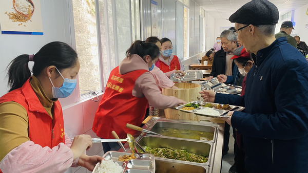 老人們在社區(qū)小食堂有序用餐。朱丹攝