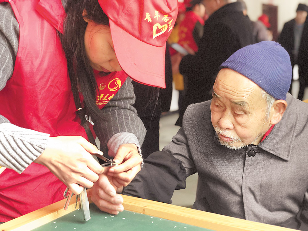 3月3日，重慶水務(wù)集團水質(zhì)檢測有限公司黨（團）支部走進巴南區(qū)豐盛鎮(zhèn)敬老院開展學(xué)雷鋒活動。通訊員 張敏 攝/視覺重慶