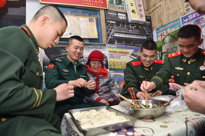 2月27日，中隊官兵與劉玉珍在一起包餃子。唐志勇攝