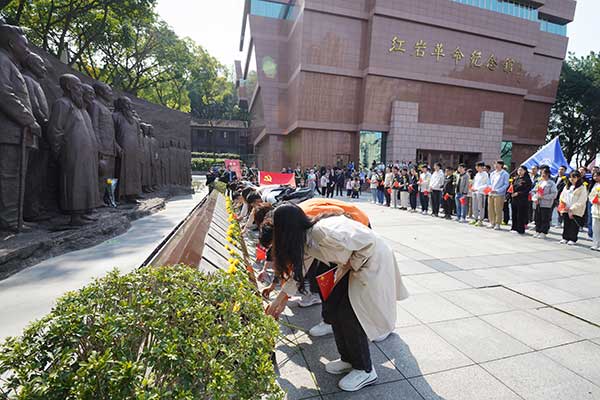 重慶大學開展“清明祭英烈”主題活動。重慶大學供圖